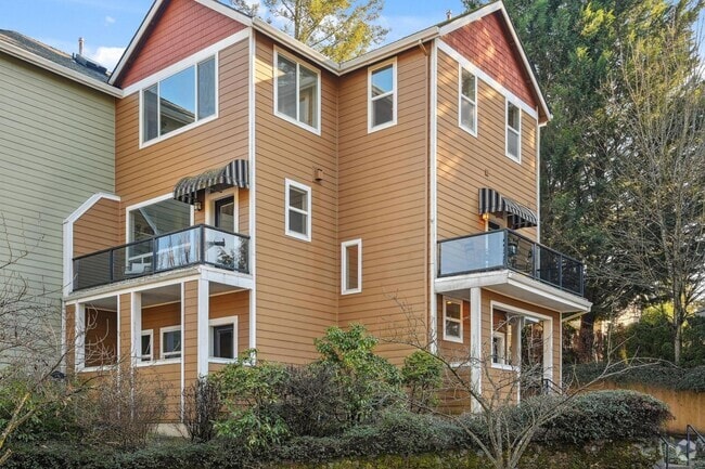 Building Photo - Generous Townhome, Balcony Views, Garage a...