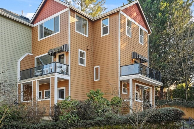 Generous Townhome, Balcony Views, Garage a... - Generous Townhome, Balcony Views, Garage a...