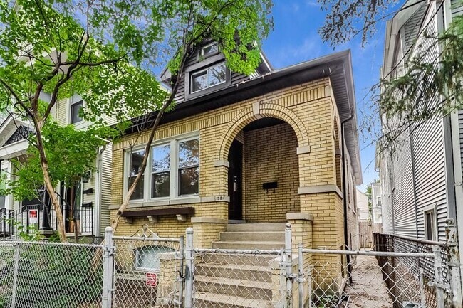 Building Photo - 1521 W Nelson St Rental