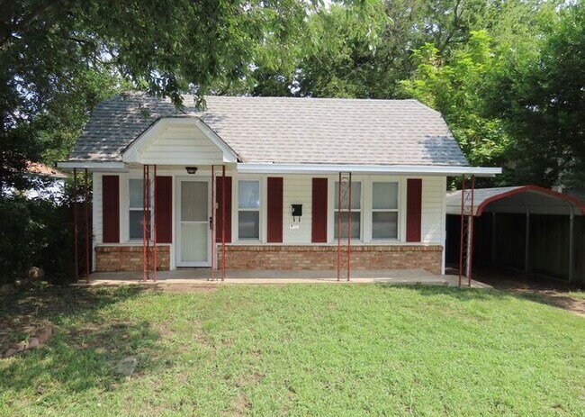 Charming 2 Bedroom House w/Fenced Yard! - Charming 2 Bedroom House w/Fenced Yard!