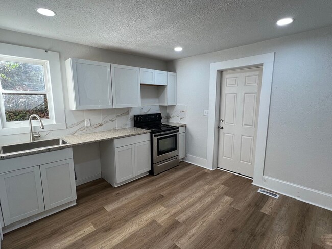 Photo - Beautiful 2 Bedroom 1 Bath House