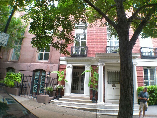 Building Photo - 14 E Mt Vernon Pl