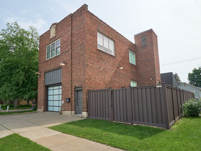 Building Photo - 1290 Snelling Ave N Rental