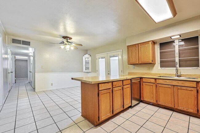 Photo - WALK TO ASU. 6 Bed 4 Bath right near campus