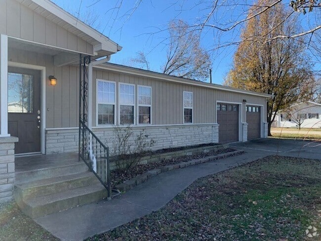 Building Photo - WILLARD 3 Bedroom 2 Bath + Bonus Room Rental