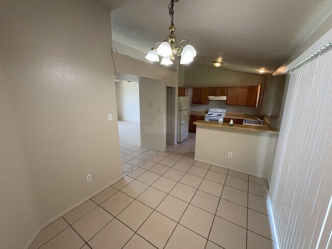Photo - 2208 Hemlock Dr