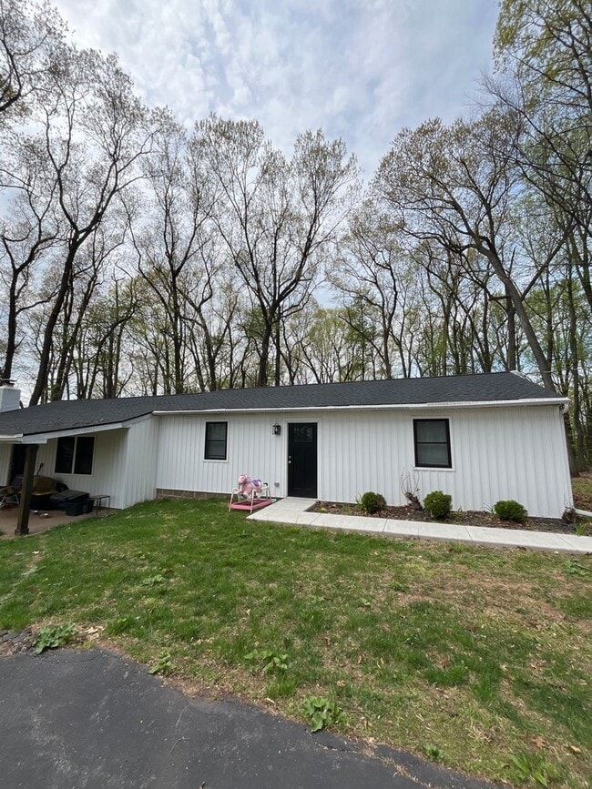 Building Photo - 7594 Chestnut Hill Church Rd Unit Lower Level Cabin (Right Side)