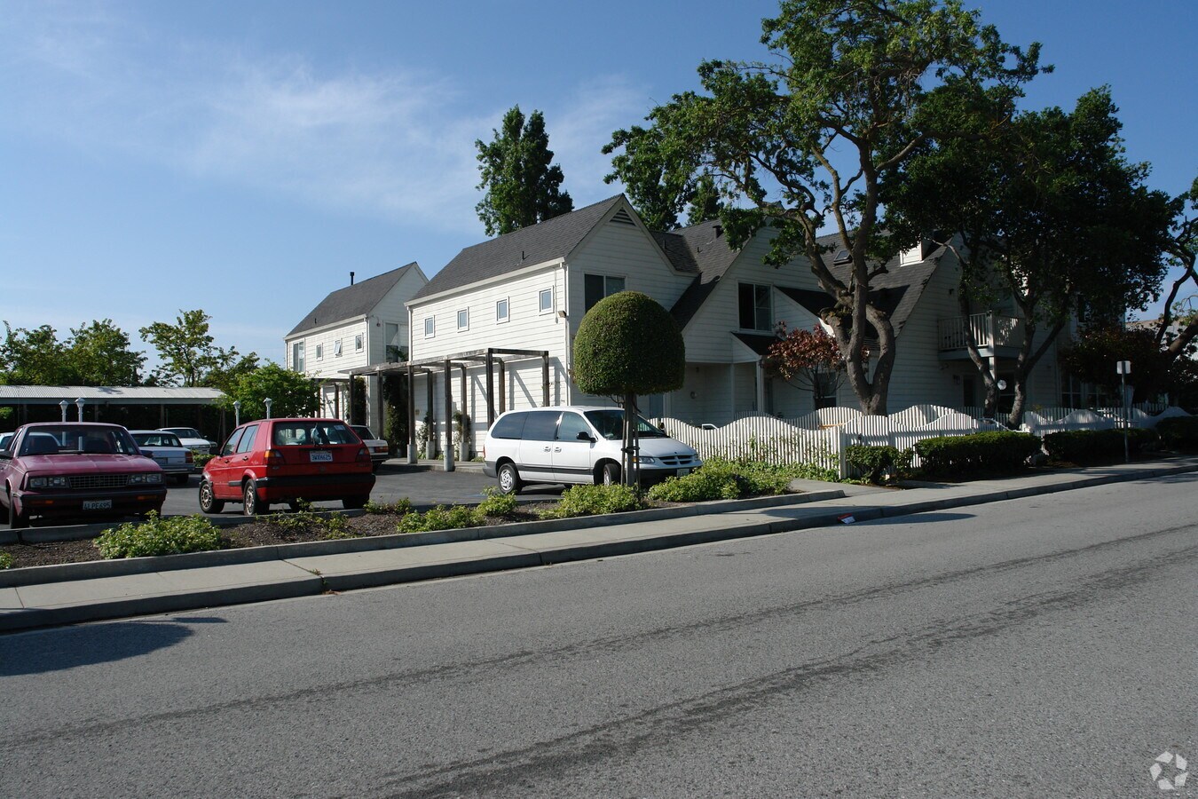 Laureola Oaks - Laureola Oaks Apartments