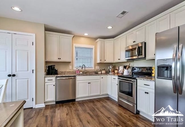 Photo - 3 BED/2 BATH ONE-LEVEL LIVING WITH MOUNTAIN VIEWS