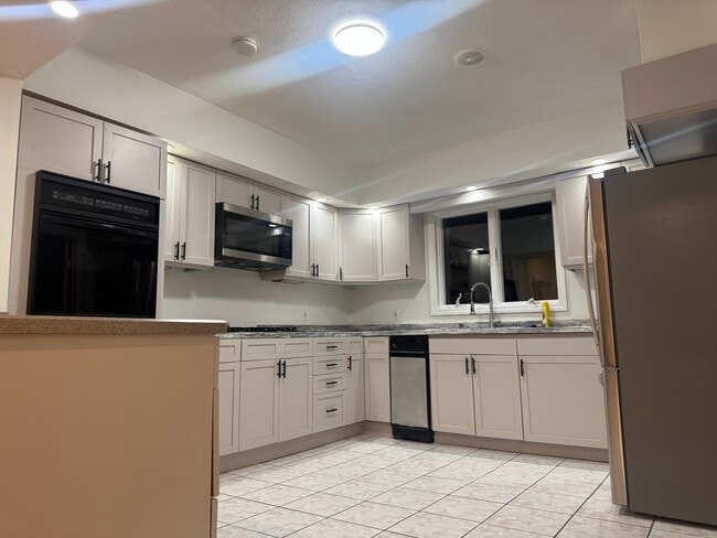 Building Photo - 33 Appleton St Unit 2