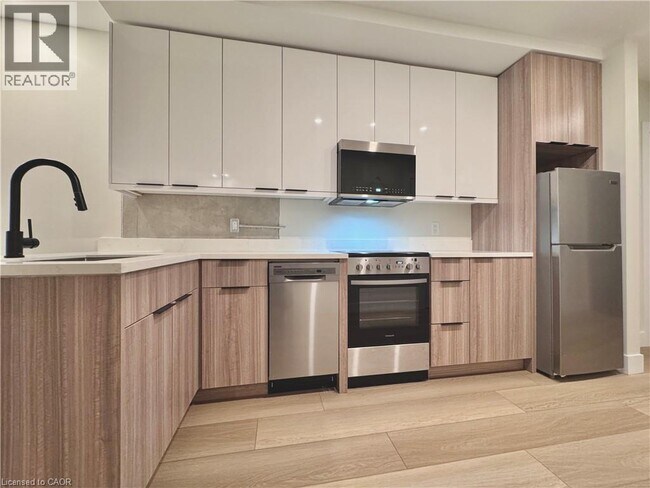 Photo - 169 James St S Unité 401