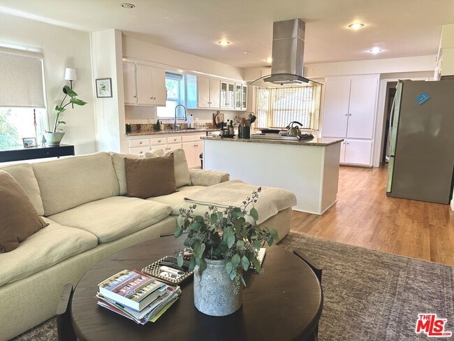 Photo - 1107 S Bundy Dr