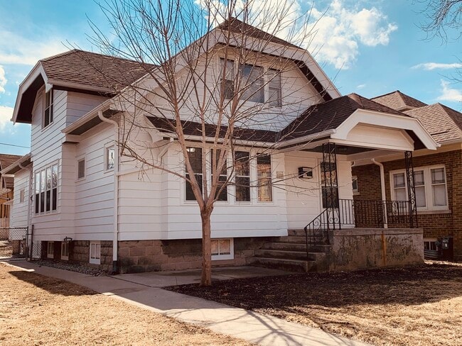 Building Photo - 5021 W Greenfield Ave Unit 5021