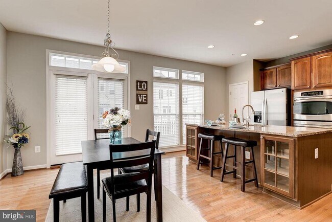 Photo - 1739 Theale Way