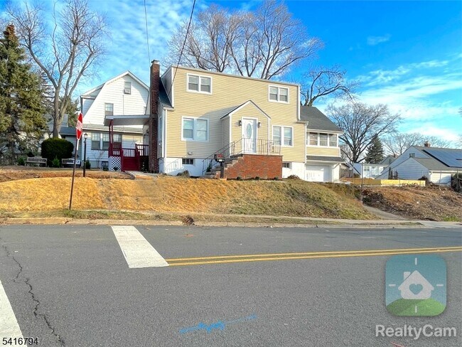 Photo - 631 Elm St