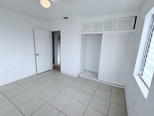 Photo - 2270 Aaron St