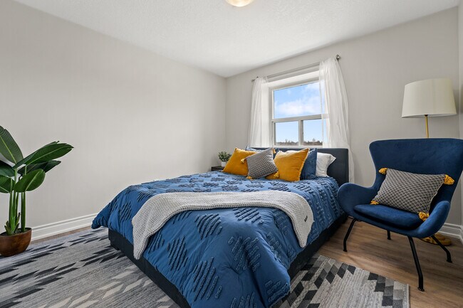 Photo - 1570 Lawrence Ave West