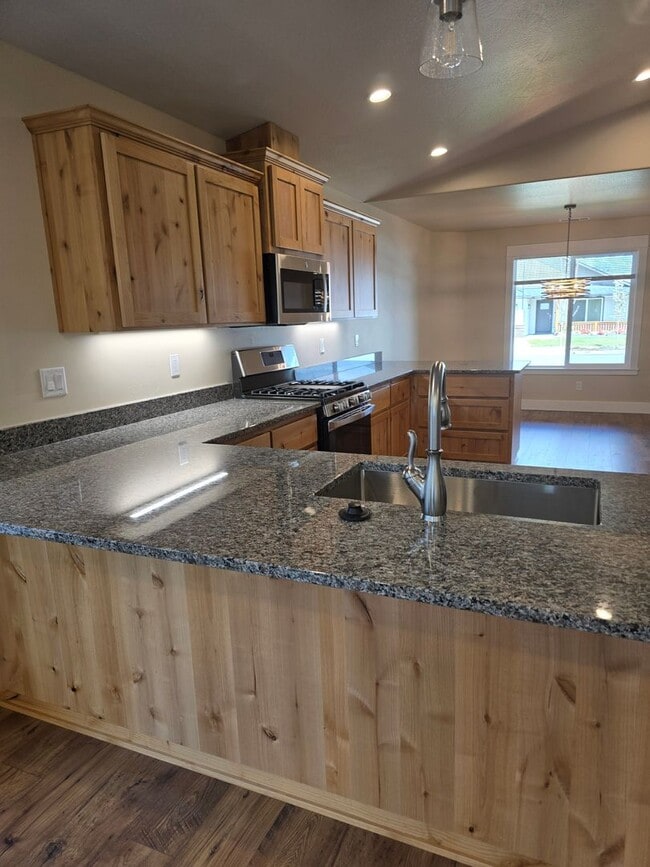 Photo - 3 bed 2 bath Home for Rent in Grants Pass