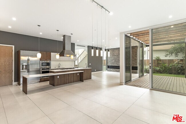 Photo - 16540 Moorpark St