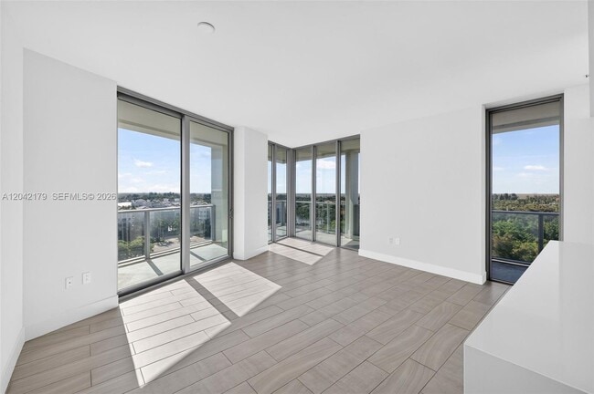 Photo - 2000 Metropica Wy Unit 903