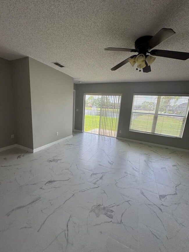 Photo - Spacious 4 bedroom house in Waterford Chase