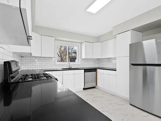 Photo - 111 W Pettebone St