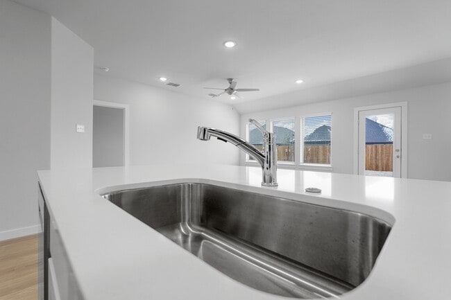 Photo - 350 Arcane St