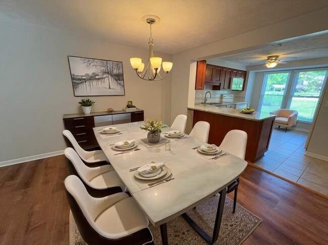 Photo - 778 Woodlyn Dr S