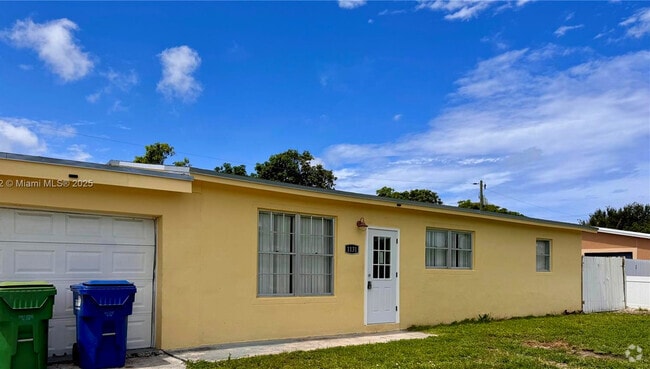 Building Photo - 1131 NE 211th Ter Rental