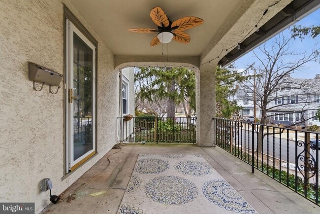 Building Photo - 530 E Manoa Rd