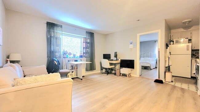 Building Photo - 200 Kelton St Unit 14