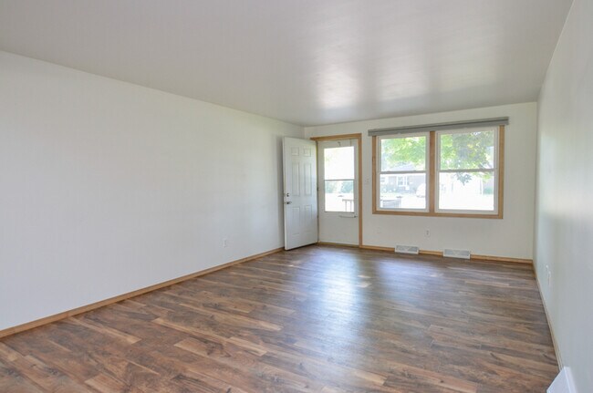 Photo - 825 Smits St