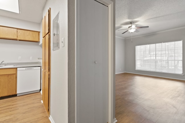 Unidad esterlina 1303-130310.jpg - Sterling Crest