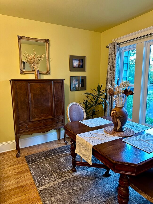 Building Photo - 729 NE Shaver St Unit Main