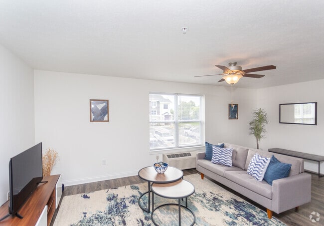 2BR, 2BA - 935 SF