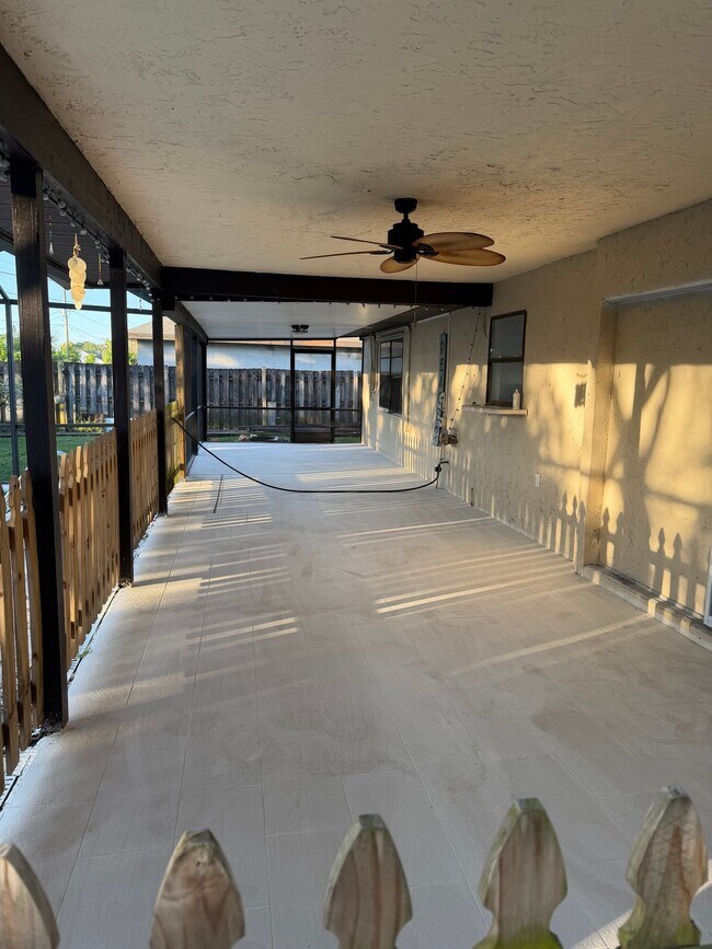 Photo - 385 NW Broadview St