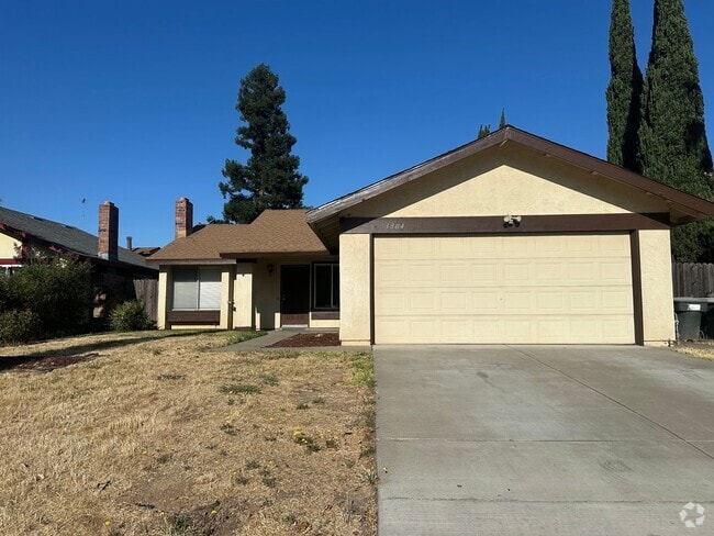 Building Photo - 3 Bedroom 2 Bathroom Home with Yard