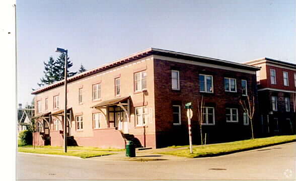Photo - Emmons Apartments