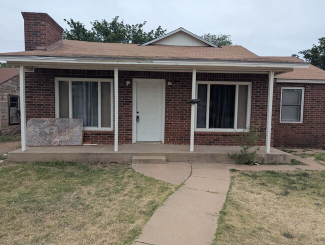 Building Photo - Spacious Updated 3 Bedroom Home