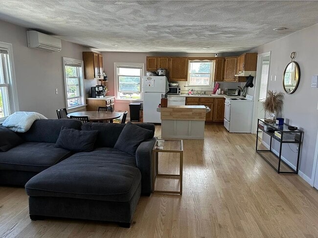 Photo - 314 E 8th St