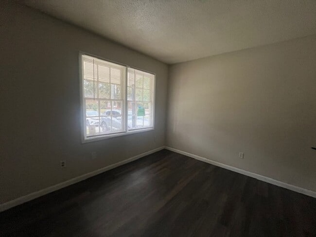 Photo - 904 Jamestown Dr