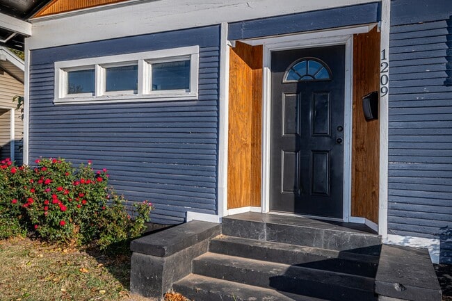 Building Photo - New 3 Bedroom 2 Bath on Stanley SW