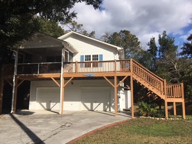 Building Photo - 422 Holly St