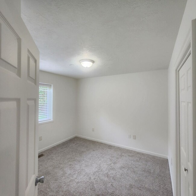 Photo - 3 Bedroom House Available in Quiet Astoria...