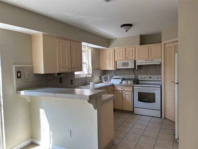Building Photo - 1403 Blalock Rd Unit 16