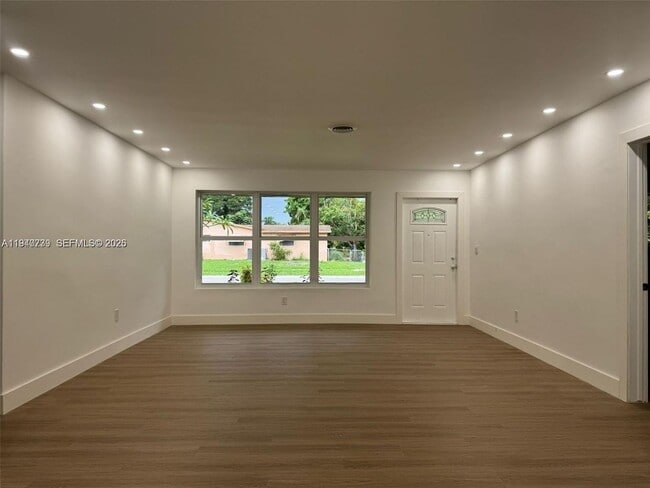 Building Photo - 370 NW 43rd Ave