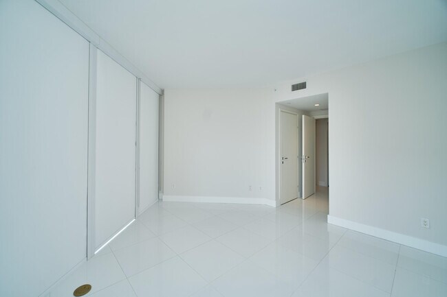 Photo - 1300 Brickell Bay Dr Unidad 2703