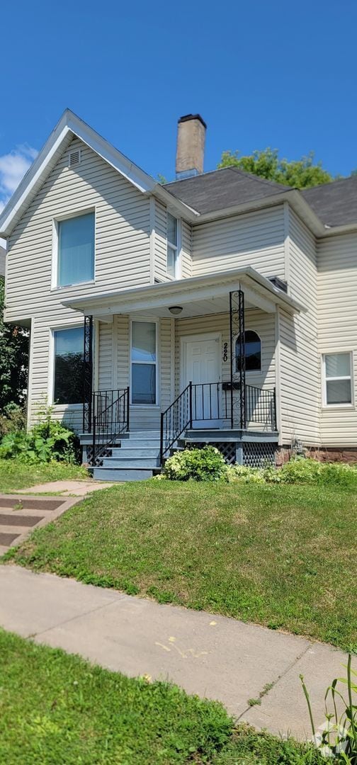 Building Photo - 4 bed 2 bath Rental