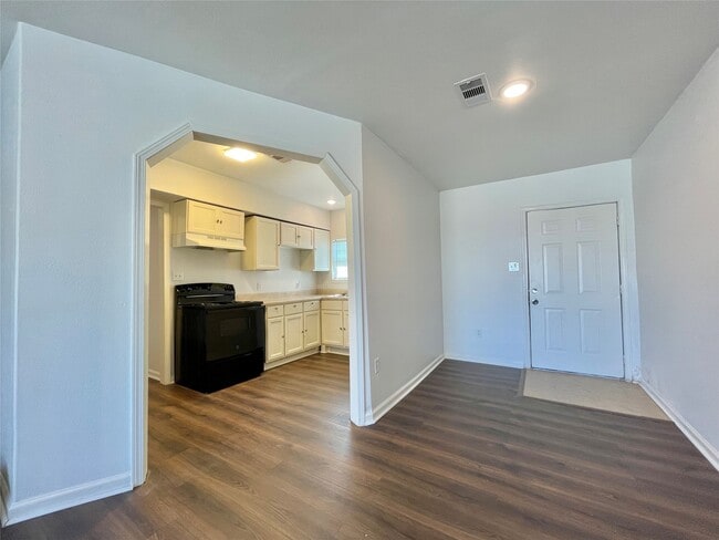 Photo - 1755 W 6th St