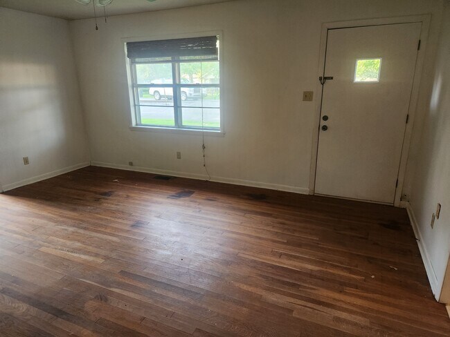 Photo - 104 W Searcy St